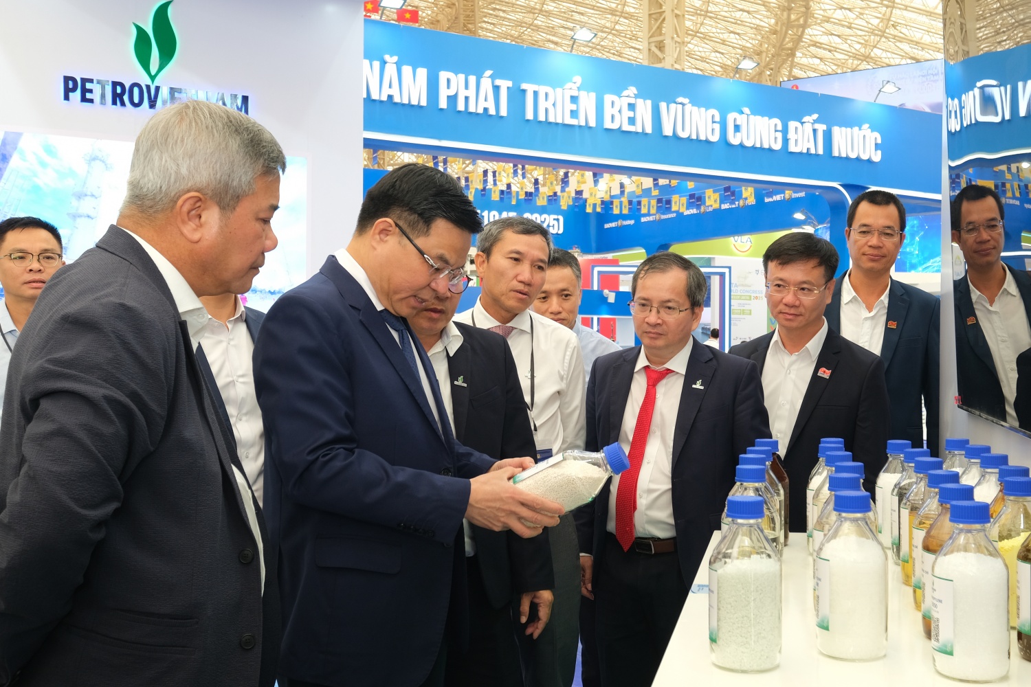 Chủ tịch HĐTV Petrovietnam Lê Mạnh Hùng kiểm tra gian trưng bày tại Triển lãm 80 năm thành tựu đất nước