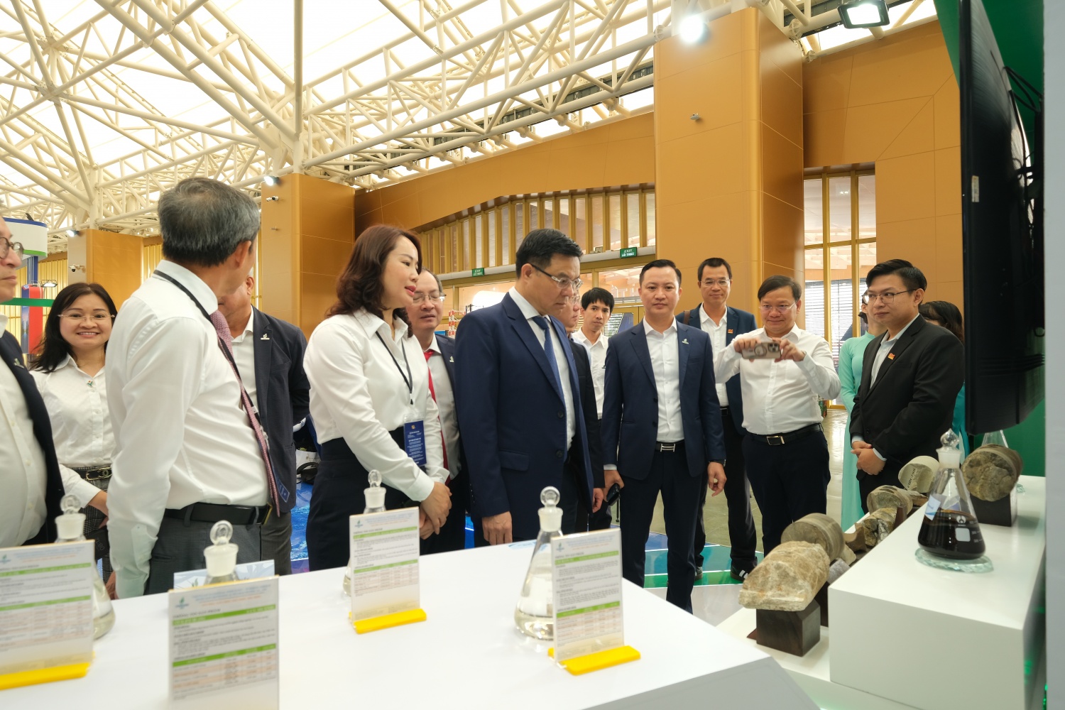 Chủ tịch HĐTV Petrovietnam Lê Mạnh Hùng kiểm tra gian trưng bày tại Triển lãm 80 năm thành tựu đất nước