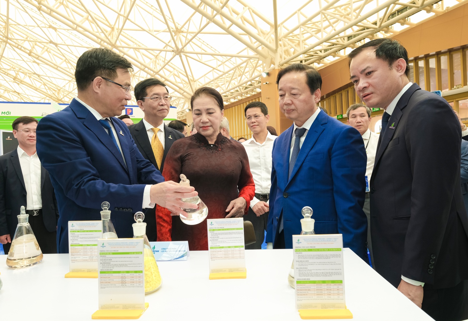 Đồng chí Lê Mạnh Hùng - Bí thư Đảng ủy, Chủ tịch HĐTV Petrovietnam giới thiệu đến nguyên Chủ tịch Quốc hội Nguyễn Thị Kim Ngân và Phó Thủ tướng Trần Hồng Hà các sản phẩm của Petrovietnam