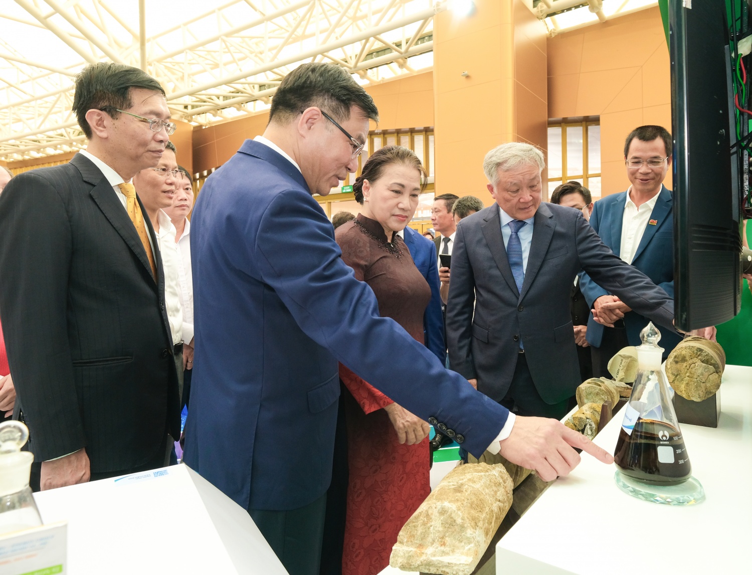 Đồng chí Lê Mạnh Hùng - Bí thư Đảng ủy, Chủ tịch HĐTV Petrovietnam giới thiệu với đồng chí Nguyễn Thị Kim Ngân - nguyên Ủy viên Bộ Chính trị, nguyên Chủ tịch Quốc hội và đồng chí Nguyễn Hòa Bình - Ủy viên Bộ Chính trị, Phó Thủ tướng thường trực Chính phủ về các mẫu dầu thô tại thềm lục địa Việt Nam
