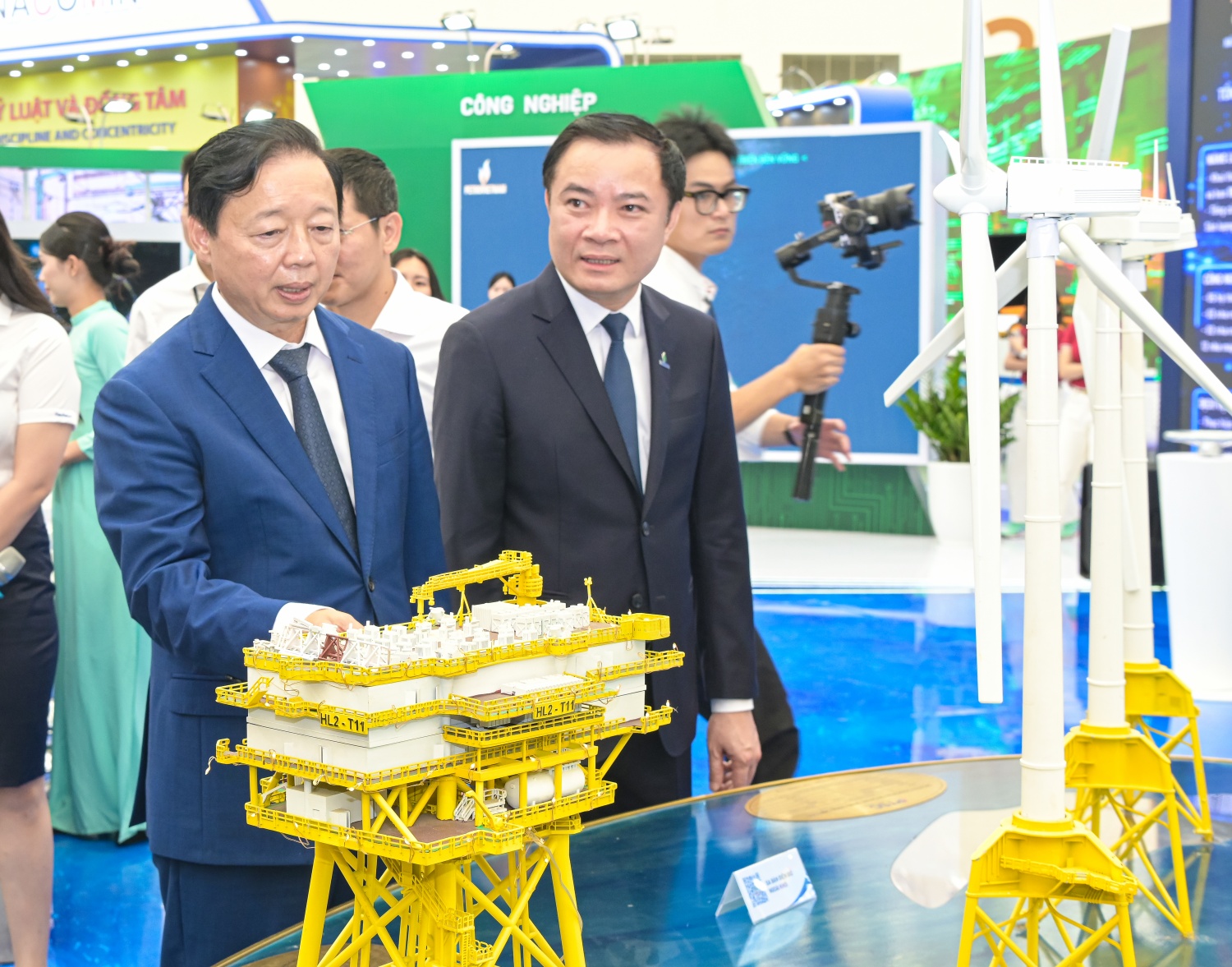 Đồng chí Lê Ngọc Sơn - Tổng Giám đốc Petrovietnam giới thiệu với Phó Thủ tướng Trần Hồng Hà về mô hình điện gió ngoài khơi
