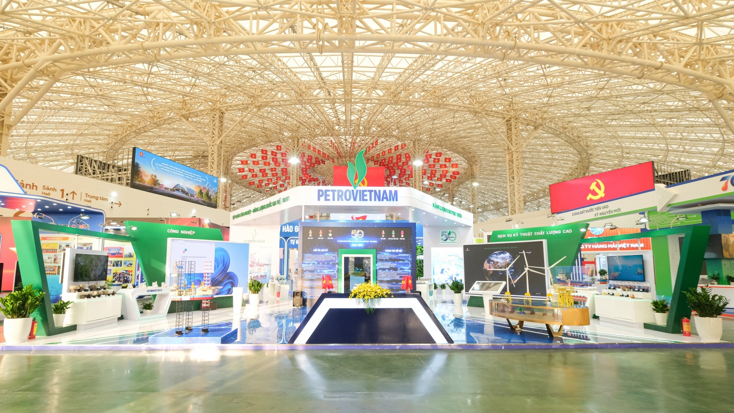 Lãnh đạo Đảng và Nhà nước tham quan gian trưng bày của Petrovietnam tại Triển lãm thành tựu đất nước 2025