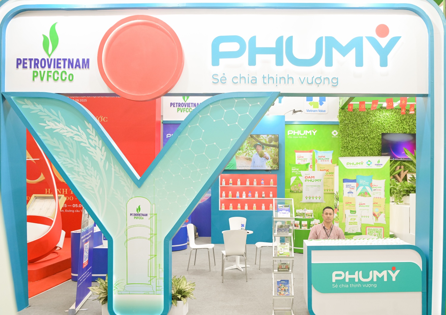 Chùm ảnh: Gian trưng bày ấn tượng của Petrovietnam tại Triển lãm thành tựu đất nước 2025