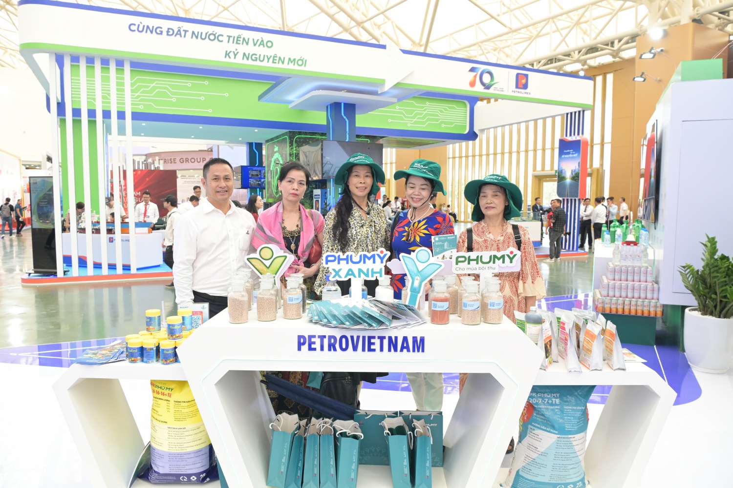 Chùm ảnh: Gian trưng bày ấn tượng của Petrovietnam tại Triển lãm thành tựu đất nước 2025