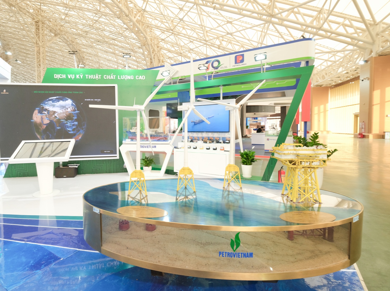 Chùm ảnh: Gian trưng bày ấn tượng của Petrovietnam tại Triển lãm thành tựu đất nước 2025