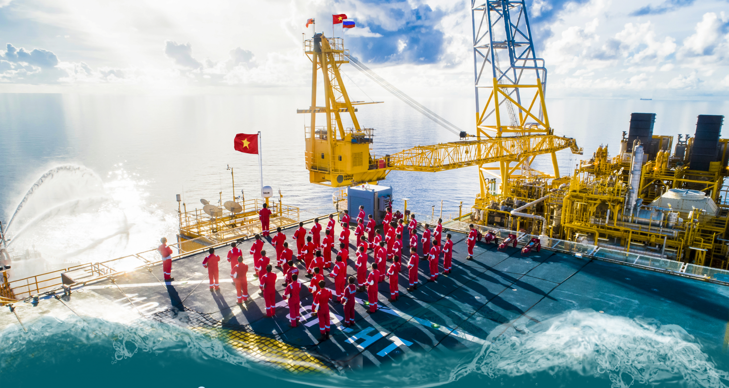 Cán bộ, đảng viên, người lao động BIENDONG POC thực hiện nghi thức chào cờ trên giàn PQP-HT