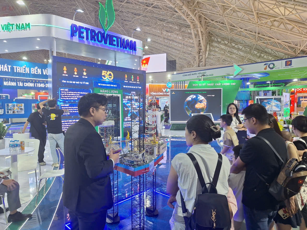 [Chùm ảnh] Gian trưng bày ấn tượng của Petrovietnam tại Triển lãm Thành tựu đất nước