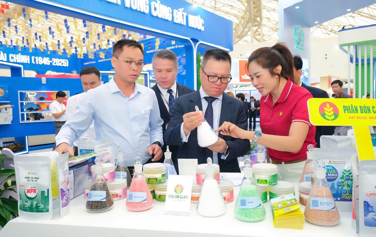 [Chùm ảnh] Gian trưng bày ấn tượng của Petrovietnam tại Triển lãm Thành tựu đất nước