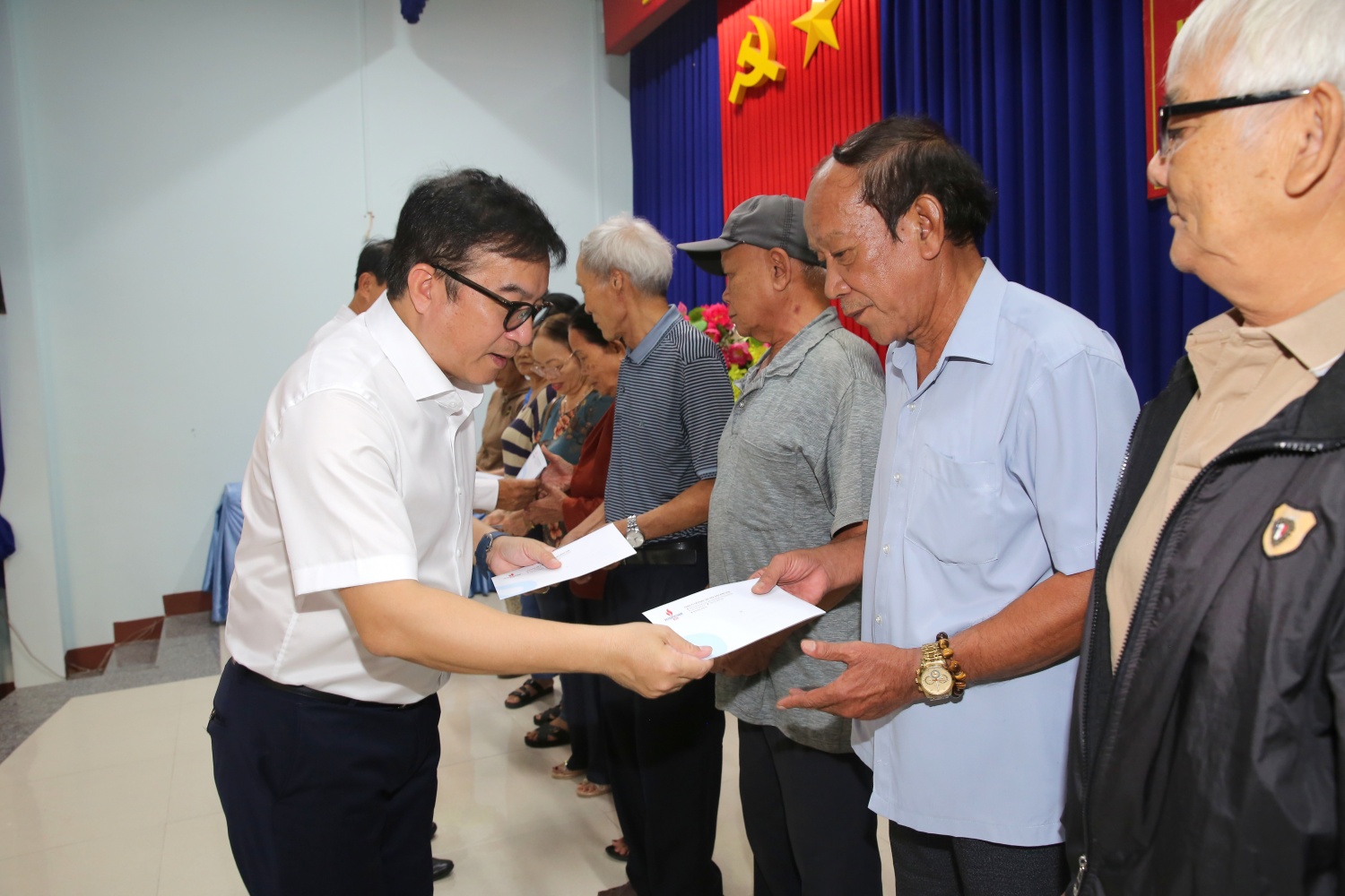 Trong những năm qua, ngoài SXKD, công tác an sinh xã hội luôn được BSR đặc biệt chú trọng. Trong hình, TGĐ BSR Nguyễn Việt Thắng trao quà cho các thương bệnh binh tại tỉnh Quảng Ngãi
