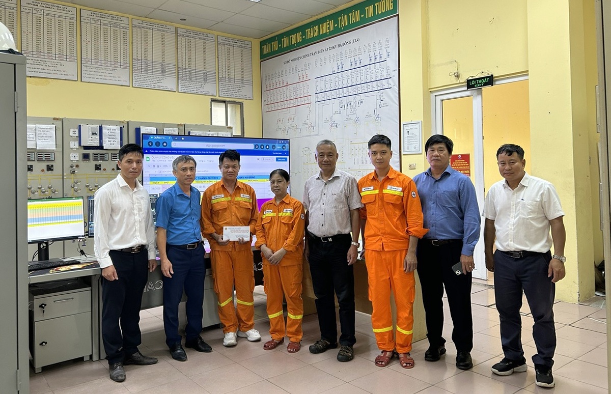Công đoàn EVNNPT động viên người lao động trực cấp điện dịp Quốc khánh 2/9