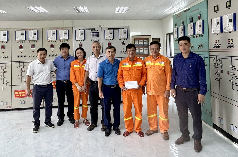 Công đoàn EVNNPT động viên người lao động trực cấp điện dịp Quốc khánh 2/9