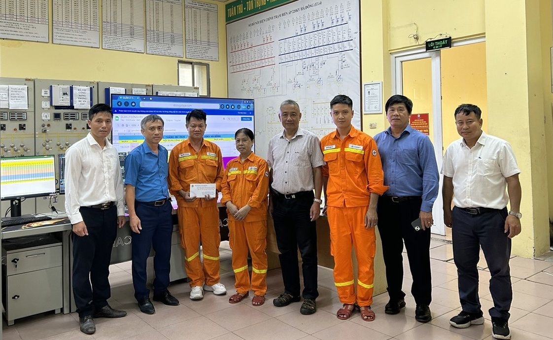 Công đoàn EVNNPT động viên người lao động trực cấp điện dịp Quốc khánh 2/9