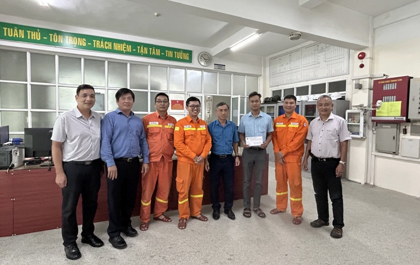Công đoàn EVNNPT động viên người lao động trực cấp điện dịp Quốc khánh 2/9