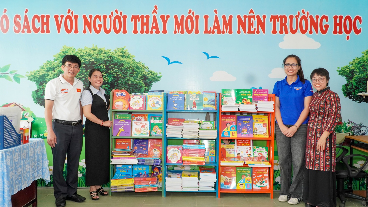 Tuổi trẻ Đạm Phú Mỹ trao tặng tủ sách cho học sinh khó khăn