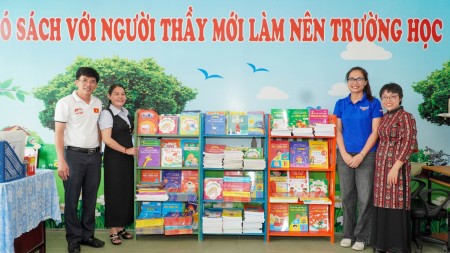 Tuổi trẻ Đạm Phú Mỹ trao tặng tủ sách cho học sinh khó khăn