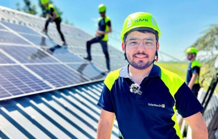 Từ tuổi thơ "không có điện" đến doanh nhân năng lượng xanh ở Đức