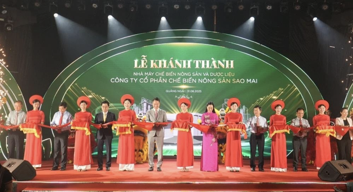 Các đại biểu cắt băng khánh thành Nhà máy chế biến nông sản Sao Mai