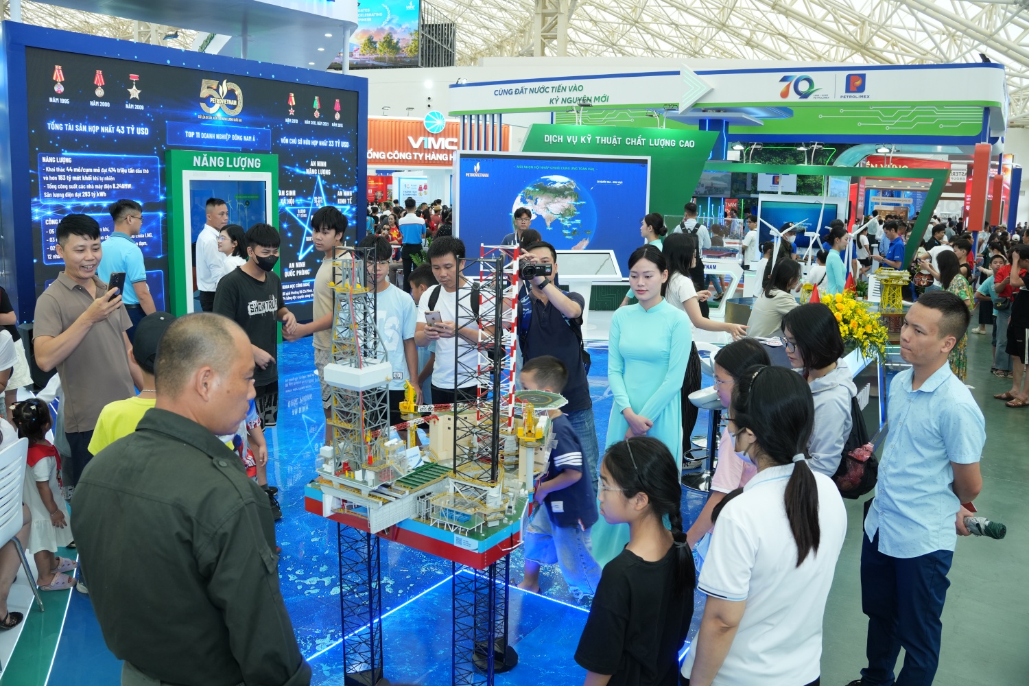 Đi "trẩy hội non sông"