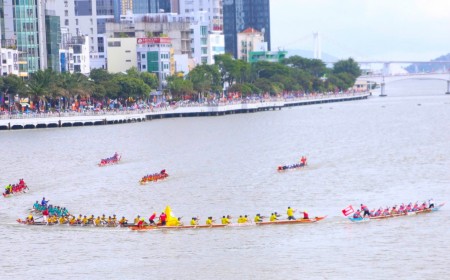 Dòng người nô nức xem hội đua thuyền tại Đà Nẵng