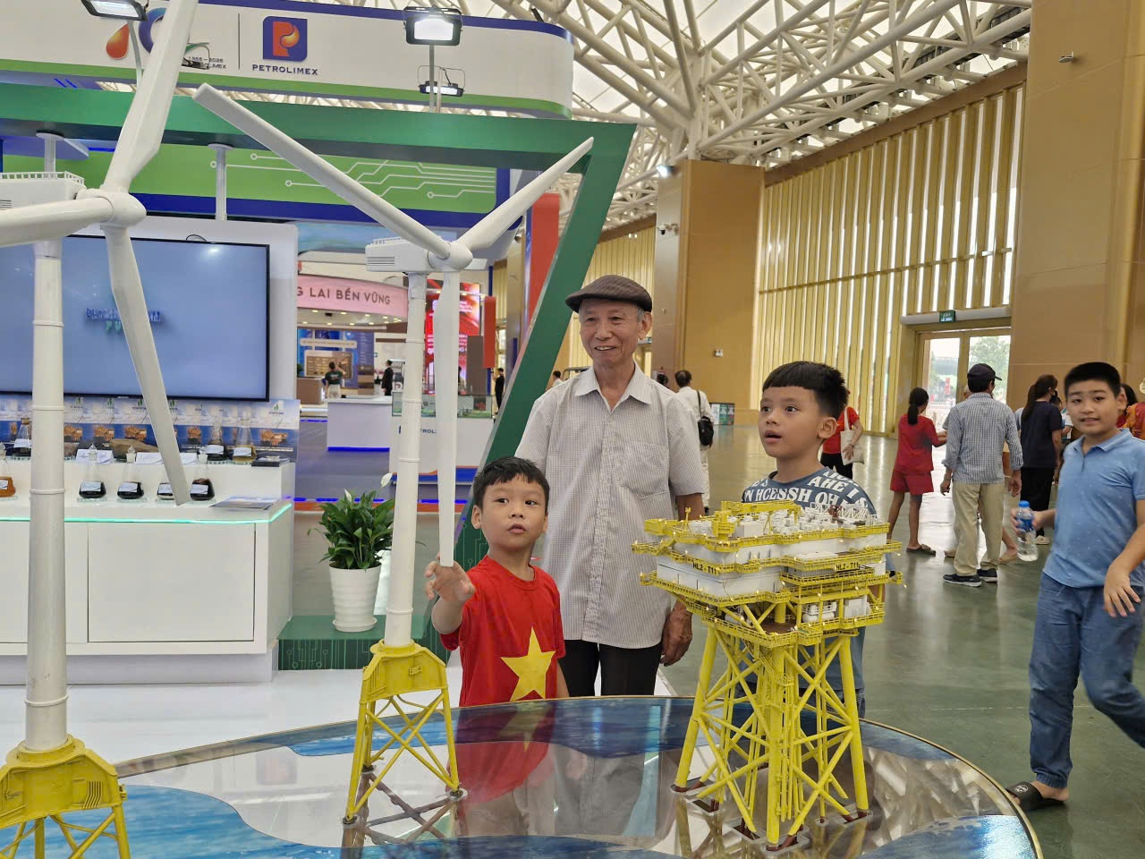 Triển lãm thành tựu đất nước: Hành trình từ ký ức hào hùng đến khát vọng phát triển Triển lãm thành tựu đất nước: Hành trình từ ký ức hào hùng đến khát vọng phát triển
