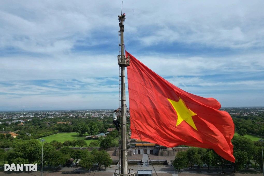 Những người làm nhiệm vụ bảo đảm lá cờ đỏ sao vàng luôn tung bay rực rỡ trên ngọn Kỳ đài Huế (Ảnh: Vi Thảo).