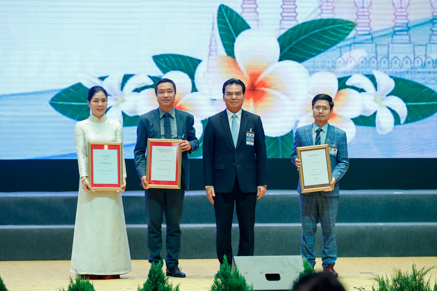 T&T Group hoàn thành đường dây truyền tải điện gió Savan 1 về Việt Nam trước thềm Đại lễ A80