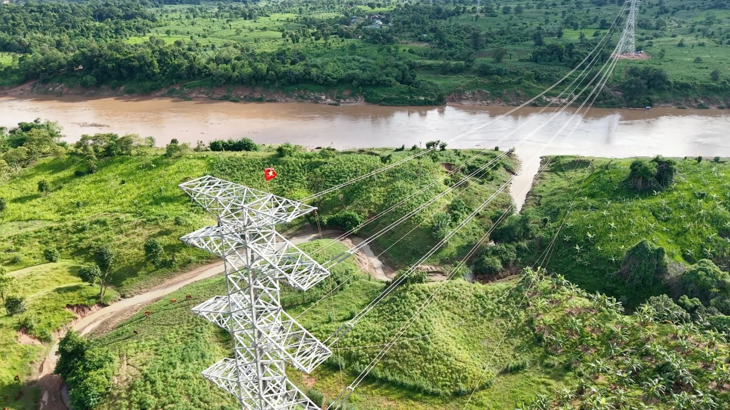 T&T Group hoàn thành đường dây truyền tải điện gió Savan 1 về Việt Nam trước thềm Đại lễ A80