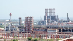 Các nhà máy lọc dầu châu Á cân nhắc cắt giảm sản lượng chế biến