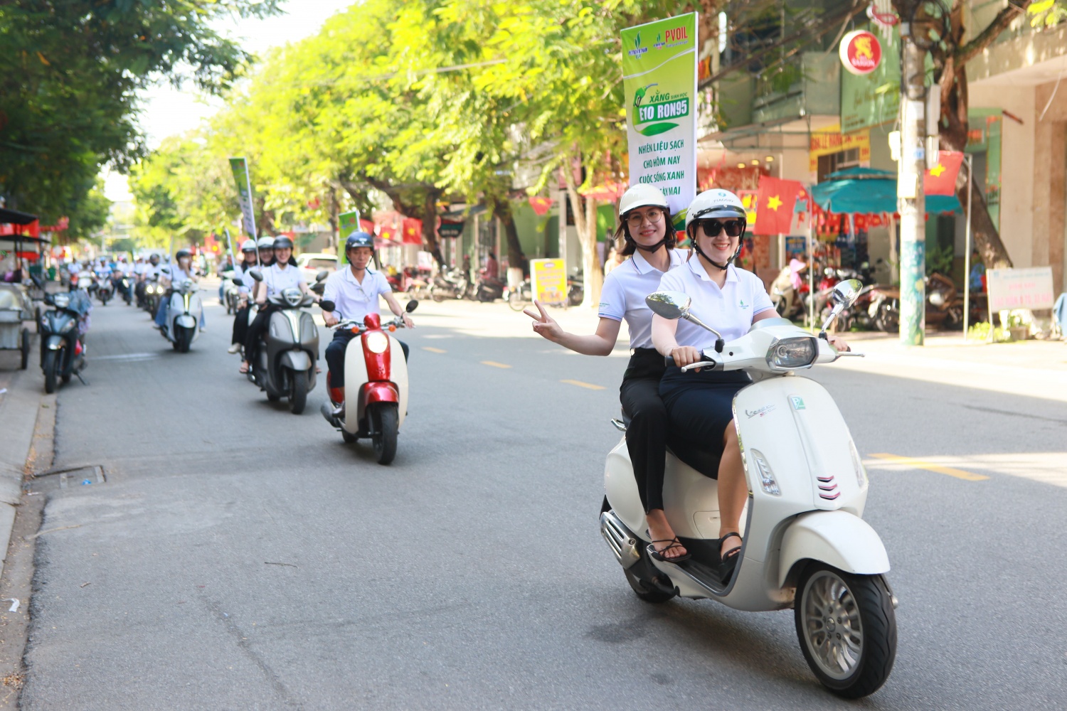 , Các CBCNV tham gia roadshow xe gắn máy hào hứng với hoạt động ý nghĩa, góp phần tuyên truyền đến người dân sử dụng sản phẩm thân thiện với môi trường.