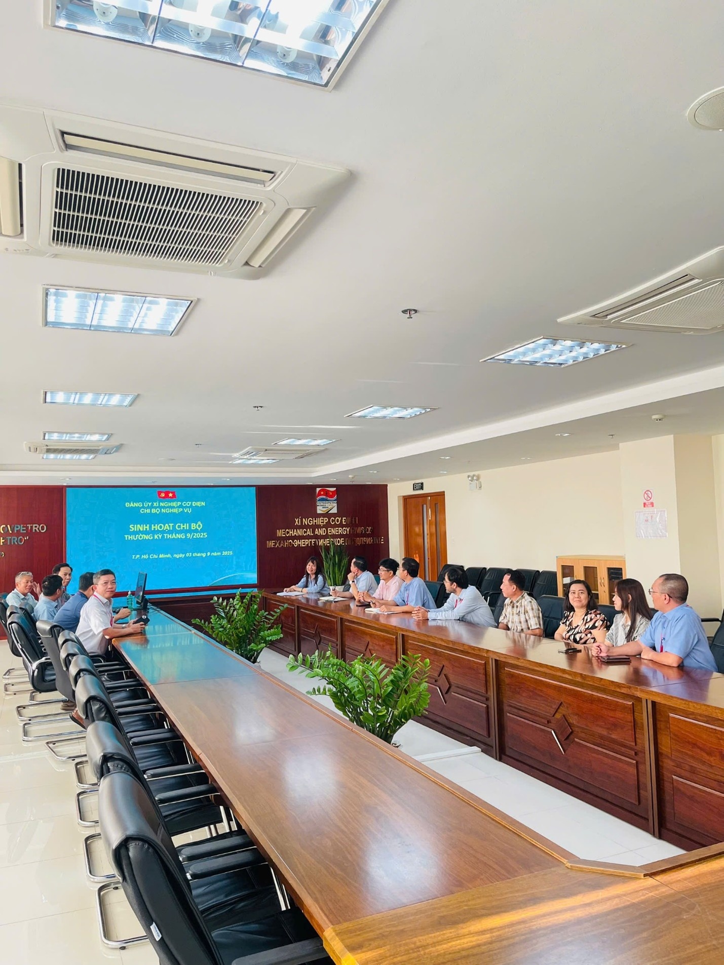 Đảng bộ Vietsovpetro triển khai thực hiện Chỉ thị 50 về nâng cao chất lượng sinh hoạt chi bộ Đảng bộ Vietsovpetro triển khai thực hiện Chỉ thị 50 về nâng cao chất lượng sinh hoạt chi bộ