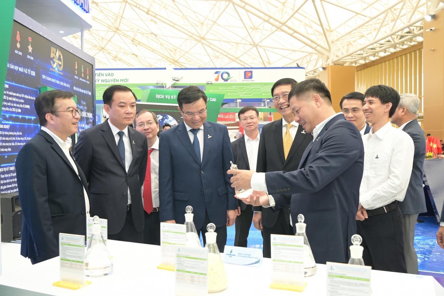Ban lãnh đạo Petrovietnam tham quan gian hàng Triển lãm và các sản phẩm trưng của BSR. Ban lãnh đạo Petrovietnam tham quan gian hàng Triển lãm và các sản phẩm trưng của BSR.