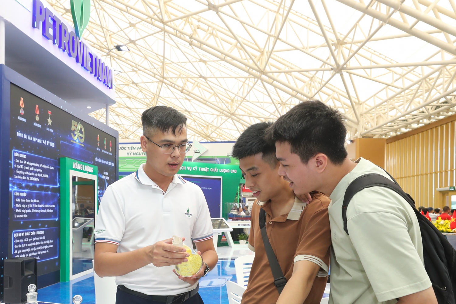 Em Nguyễn Trường Hiếu (giữa) - sinh viên năm tư Khoa Kỹ thuật Hóa học, Đại học Bách khoa Hà Nội tìm hiểu các sản phẩm tại gian hàng BSR. Em Nguyễn Trường Hiếu (giữa) - sinh viên năm tư Khoa Kỹ thuật Hóa học, Đại học Bách khoa Hà Nội tìm hiểu các sản phẩm tại gian hàng BSR.