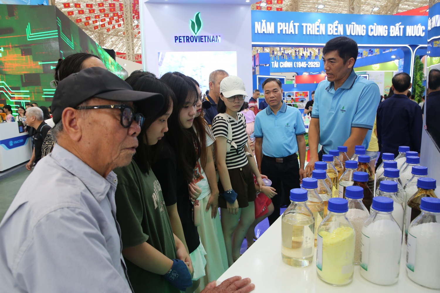 Các kỹ sư BSR giới thiệu sản phẩm tới du khách tham quan triển lãm. Các kỹ sư BSR giới thiệu sản phẩm tới du khách tham quan triển lãm.