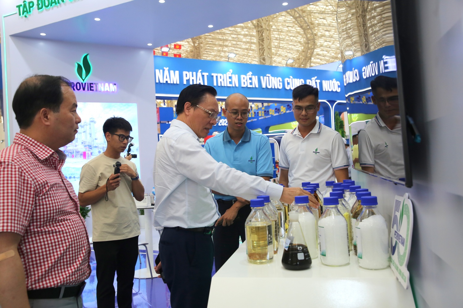 Ông Bùi Minh Tiến - Thành viên HĐTV Petrovietnam tham quan gian hàng BSR. Ông Bùi Minh Tiến - Thành viên HĐTV Petrovietnam tham quan gian hàng BSR.