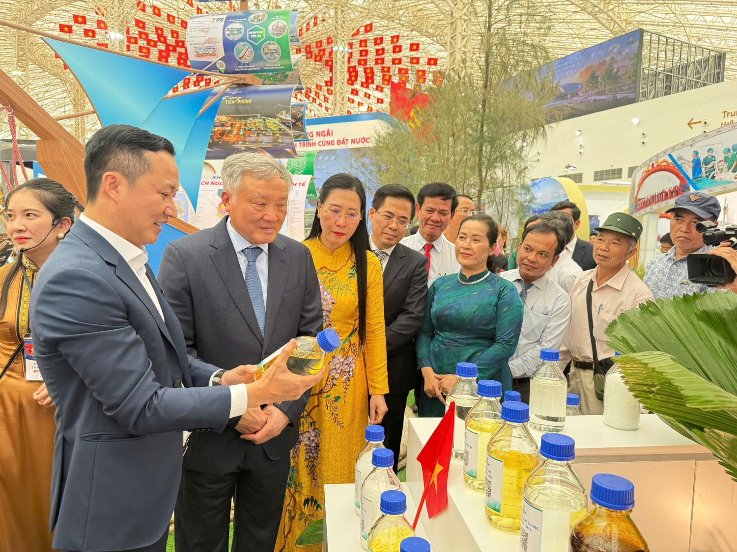 Phó Thủ tướng thường trực Chính phủ Nguyễn Hòa Bình cùng các đồng chí Ban Thường vụ Tỉnh uỷ Quảng Ngãi tham quan, tìm hiểu về các sản phẩm của BSR tại Triển lãm. Phó Thủ tướng thường trực Chính phủ Nguyễn Hòa Bình cùng các đồng chí Ban Thường vụ Tỉnh uỷ Quảng Ngãi tham quan, tìm hiểu về các sản phẩm của BSR tại Triển lãm.