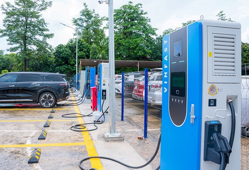 Mật độ trạm sạc V-Green ở Hà Nội tăng mạnh, người dùng xe điện khen “nhìn đâu cũng thấy trạm sạc”