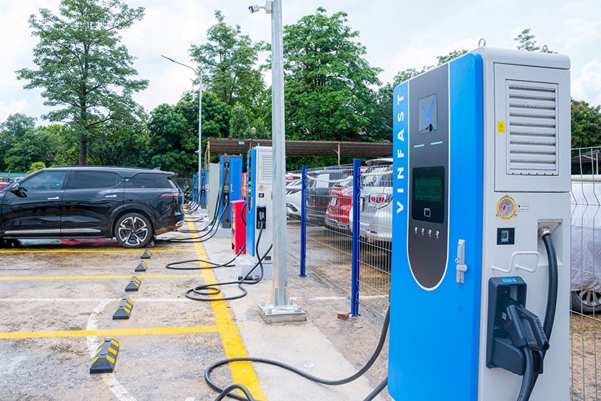 Mật độ trạm sạc V-Green ở Hà Nội tăng mạnh, người dùng xe điện khen “nhìn đâu cũng thấy trạm sạc”