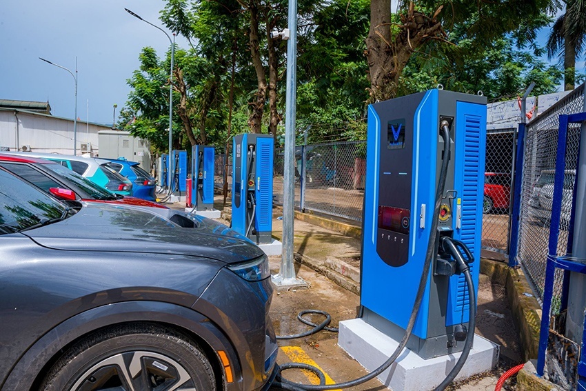 Mật độ trạm sạc V-Green ở Hà Nội tăng mạnh, người dùng xe điện khen “nhìn đâu cũng thấy trạm sạc”