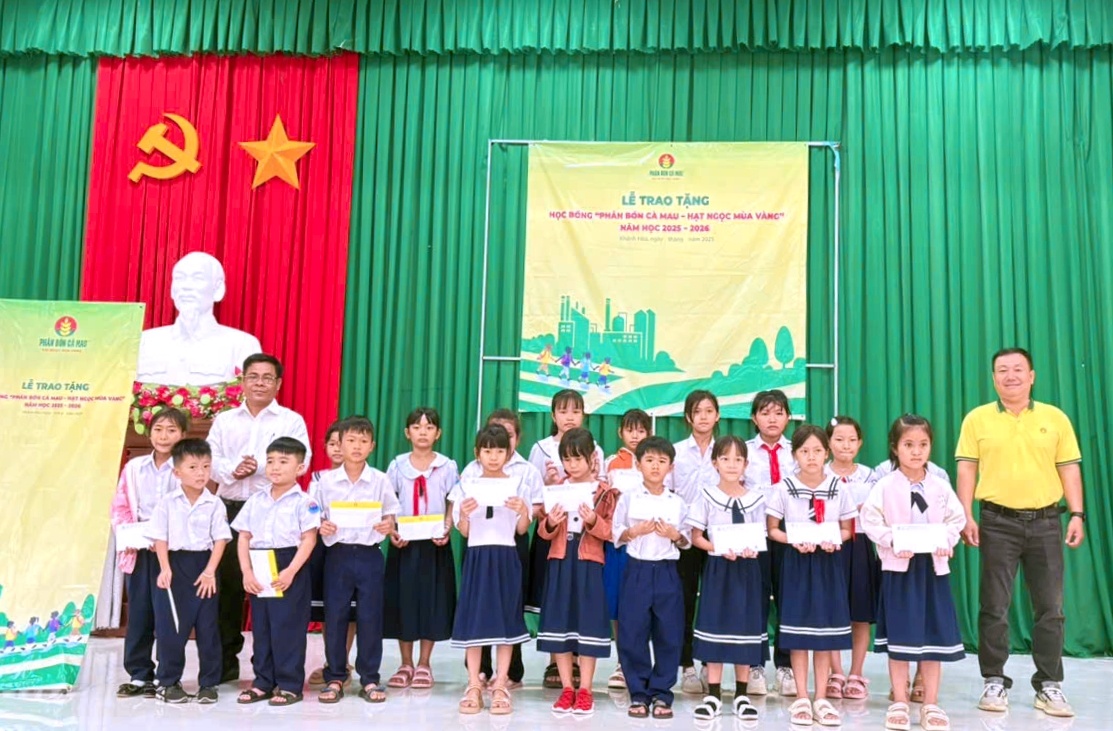 Phân bón Cà Mau dành hơn 3 tỷ đồng trao học bổng năm học mới 2025–2026 Phân bón Cà Mau dành hơn 3 tỷ đồng trao học bổng năm học mới 2025–2026