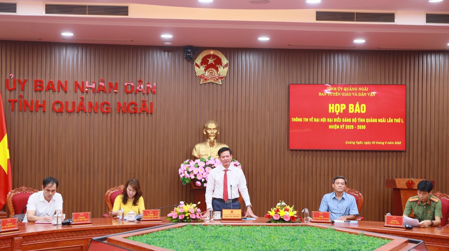 Ông Ngô Văn Trọng - Trưởng Ban Tuyên giáo và Dân vận Tỉnh ủy Quảng Ngãi phát biểu tại họp báo.