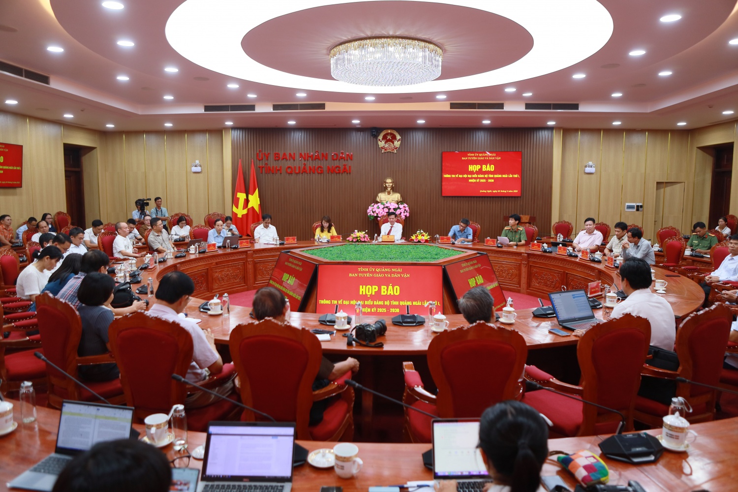 Toàn cảnh họp báo.