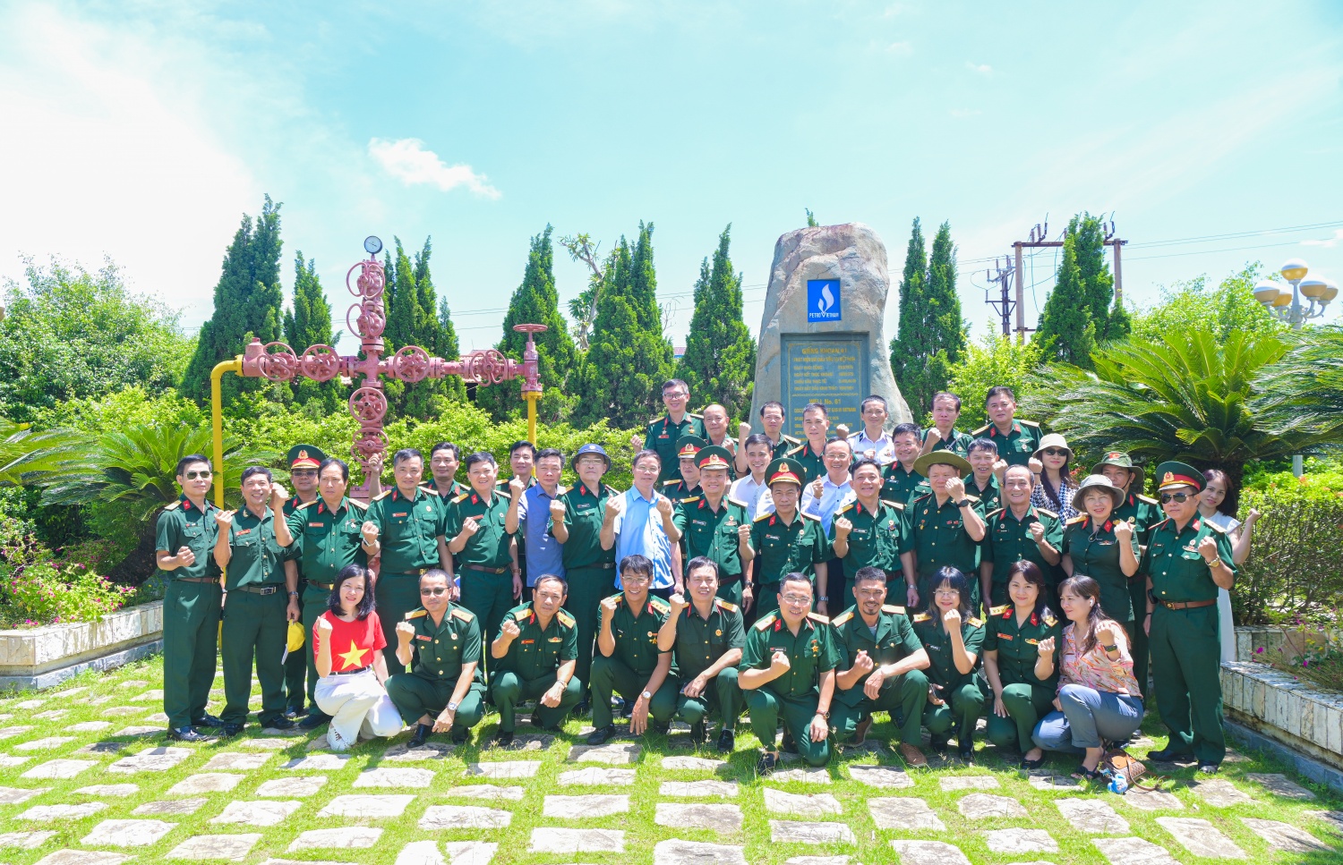 chụp ảnh lưu niệm tại Khu vực giếng khoan 61 chụp ảnh lưu niệm tại Khu vực giếng khoan 61