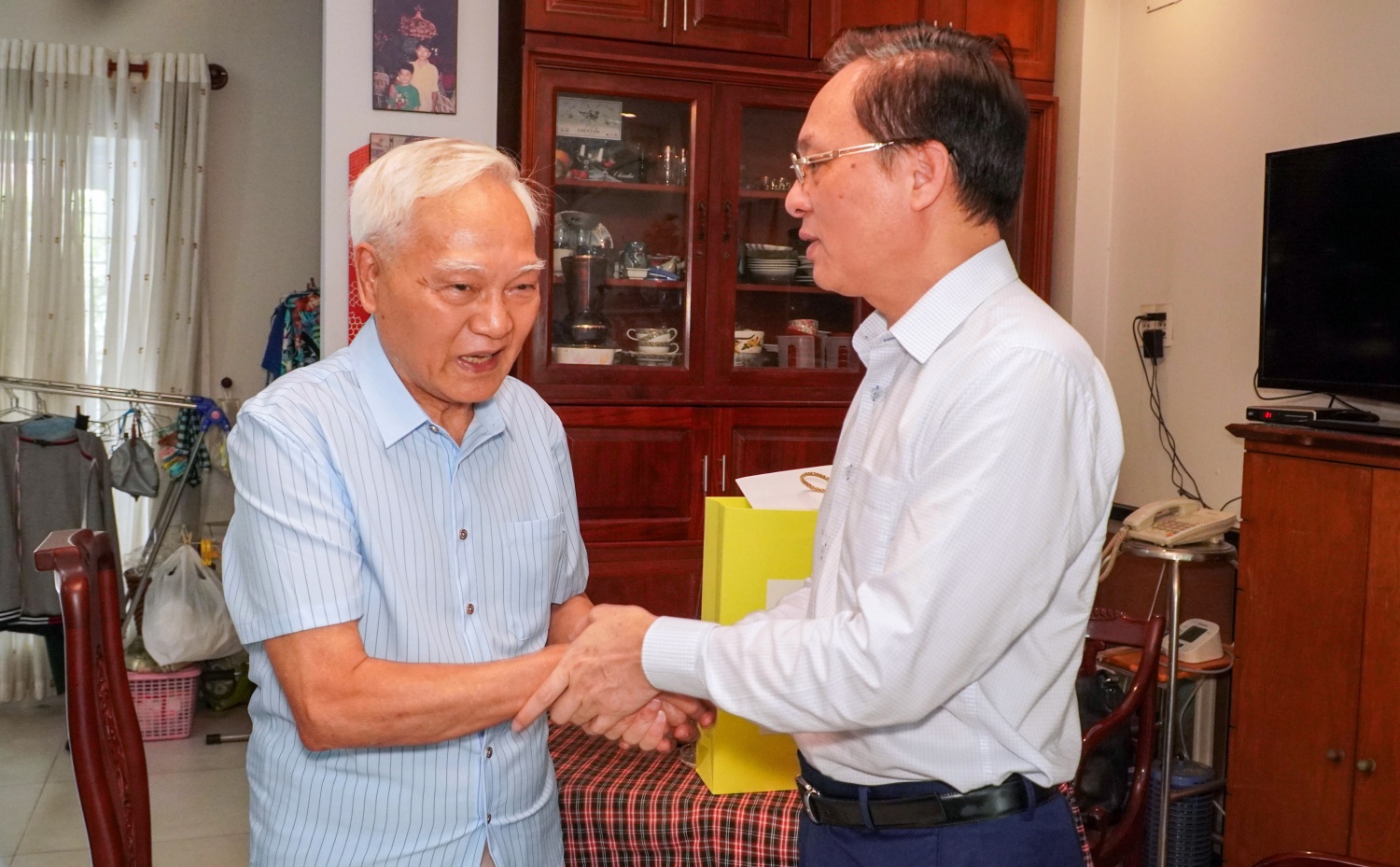 Các thế hệ người Petrovietnam hôm nay gửi lời tri ân sâu sắc tới các thế hệ lãnh đạo, người lao động qua các thời kỳ Lãnh đạo Petrovietnam tri ân sâu sắc tới các thế hệ lãnh đạo, người lao động qua các thời kỳ