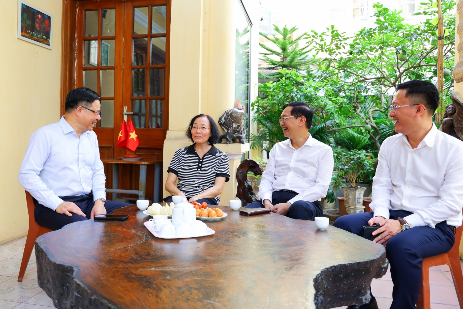 Lãnh đạo Tập đoàn tri ân sâu sắc tới các thế hệ lãnh đạo, người lao động qua các thời kỳ Các thế hệ người Petrovietnam hôm nay gửi lời tri ân sâu sắc tới các thế hệ lãnh đạo, người lao động qua các thời kỳ