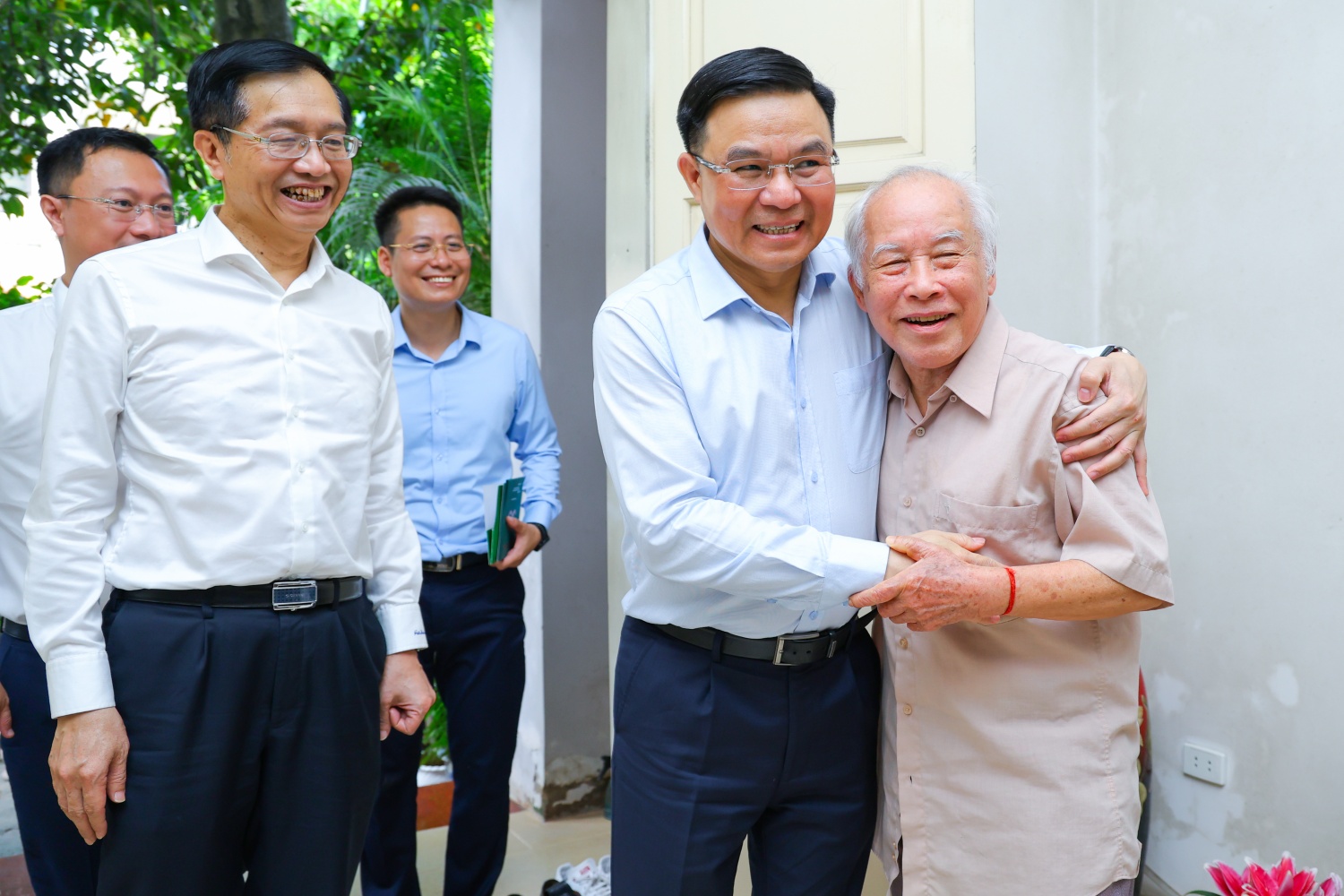 Lãnh đạo Tập đoàn tri ân sâu sắc tới các thế hệ lãnh đạo, người lao động qua các thời kỳ Các thế hệ người Petrovietnam hôm nay gửi lời tri ân sâu sắc tới các thế hệ lãnh đạo, người lao động qua các thời kỳ