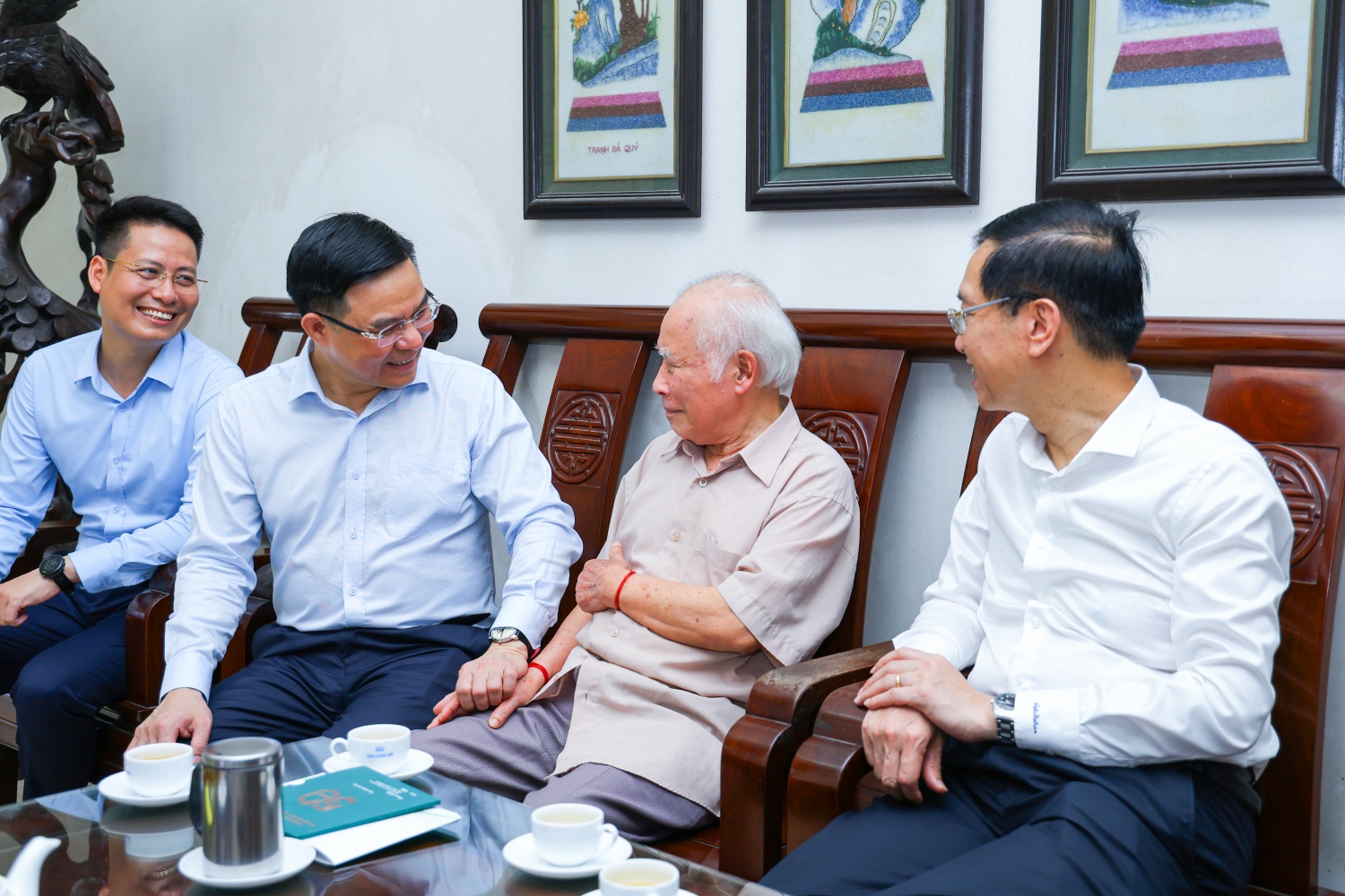 Lãnh đạo Tập đoàn tri ân sâu sắc tới các thế hệ lãnh đạo, người lao động qua các thời kỳ Các thế hệ người Petrovietnam hôm nay gửi lời tri ân sâu sắc tới các thế hệ lãnh đạo, người lao động qua các thời kỳ