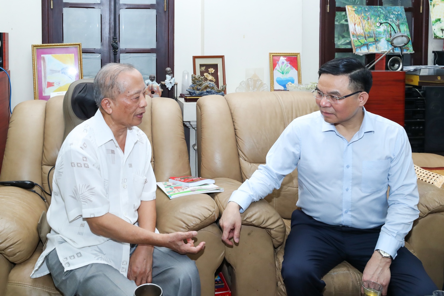 Lãnh đạo Tập đoàn tri ân sâu sắc tới các thế hệ lãnh đạo, người lao động qua các thời kỳ Các thế hệ người Petrovietnam hôm nay gửi lời tri ân sâu sắc tới các thế hệ lãnh đạo, người lao động qua các thời kỳ