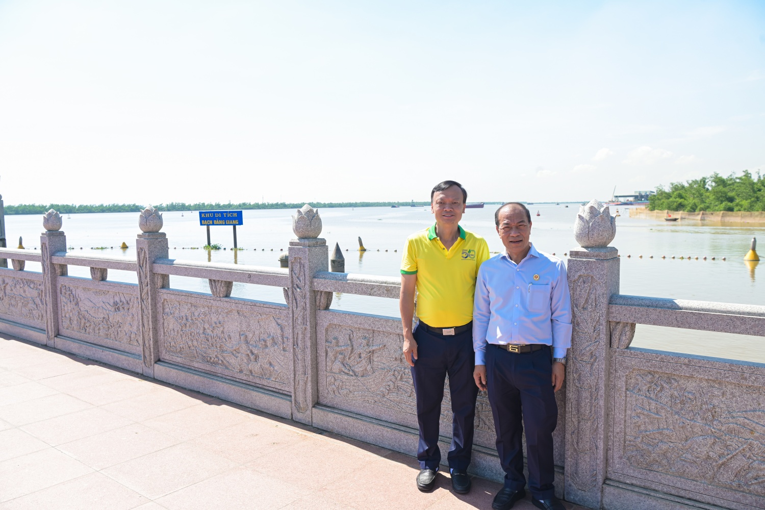Các đại biểu tham quan mô hình cọc gỗ trên sông Bạch Đằng Các đại biểu tham quan mô hình cọc gỗ trên sông Bạch Đằng
