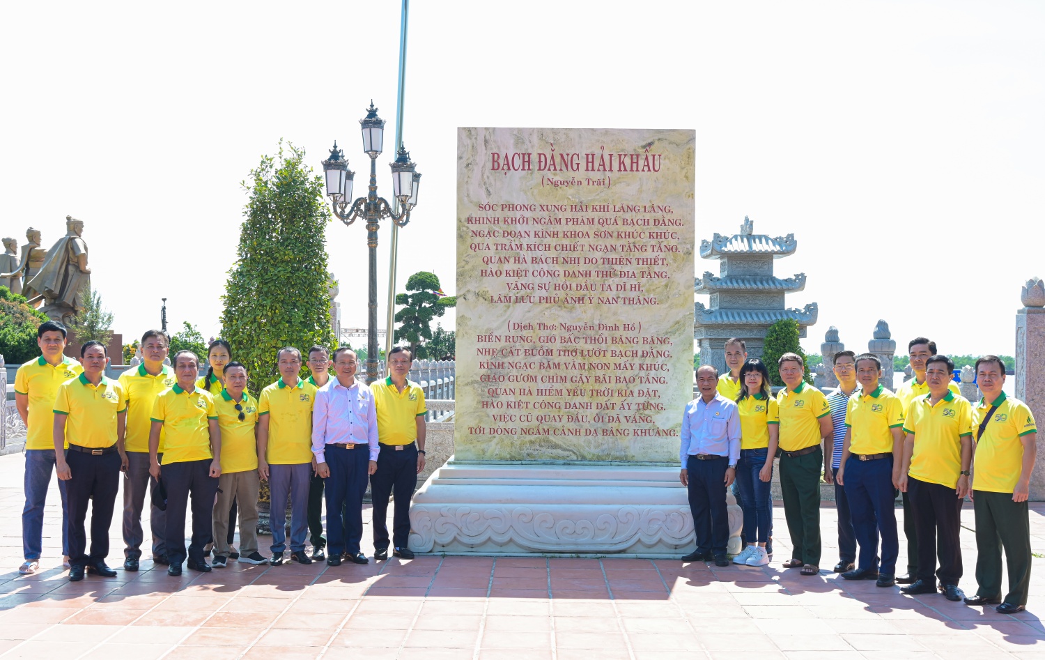 Trong hành trình, đoàn đã dâng hương tưởng niệm tại các đền thờ Đức Vương Ngô Quyền, Hoàng đế Lê Đại Hành, Hưng Đạo Đại Vương Trần Quốc Tuấn; tham quan Trúc Lâm Tự Tràng Kênh, Đền thờ Chủ tịch Hồ Chí Minh, Quảng trường Chiến thắng cùng nhiều công trình văn hóa – lịch sử đặc sắc khác. Trong hành trình, đoàn đã dâng hương tưởng niệm tại các đền thờ Đức Vương Ngô Quyền, Hoàng đế Lê Đại Hành, Hưng Đạo Đại Vương Trần Quốc Tuấn; tham quan Trúc Lâm Tự Tràng Kênh, Đền thờ Chủ tịch Hồ Chí Minh, Quảng trường Chiến thắng cùng nhiều công trình vă