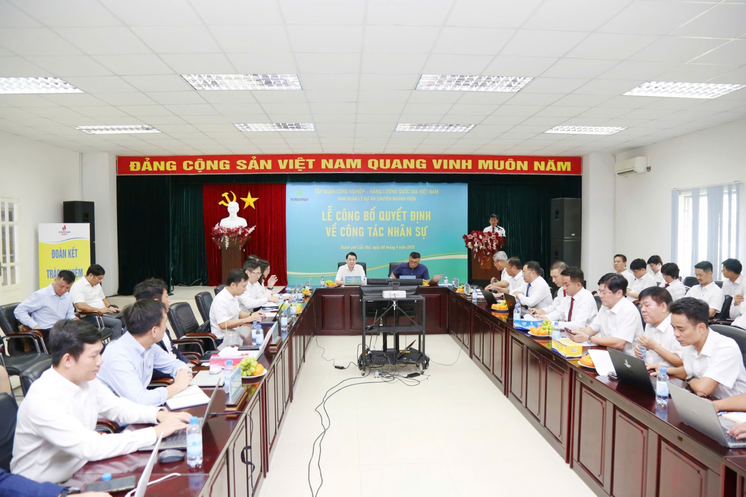 PVPMB công bố và trao Quyết định bổ nhiệm 3 Phó Giám đốc Ban QLDA chuyên ngành Điện PVPMB công bố và trao Quyết định bổ nhiệm 3 Phó Giám đốc Ban QLDA chuyên ngành Điện